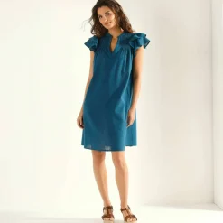 Robe courte, détails broderie anglaise