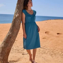 Robe courte en maille, décolleté macramé