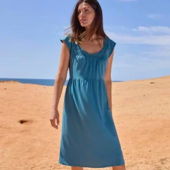 Robe courte en maille, décolleté macramé