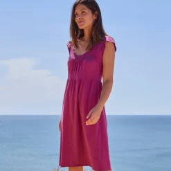 Robe courte en maille, décolleté macramé