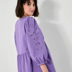 Robe courte évasée, détails broderie anglaise