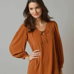 Robe courte volantée à nouettes, crêpe