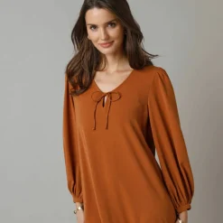 Robe courte volantée à nouettes, crêpe