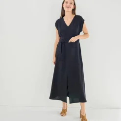 Robe longue ceinturée, en crêpe uni effet légèrement froissé