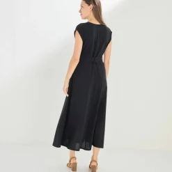Robe longue ceinturée, en crêpe uni effet légèrement froissé