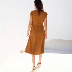 Robe longue ceinturée, en crêpe uni effet légèrement froissé