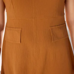Robe longue ceinturée, en crêpe uni effet légèrement froissé