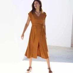 Robe longue ceinturée, en crêpe uni effet légèrement froissé