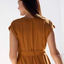 Robe longue ceinturée, en crêpe uni effet légèrement froissé