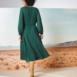 Robe longue évasée, manches blousantes
