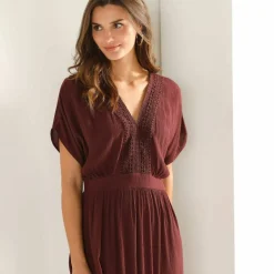 Robe longue volantée en crépon, détails macramé
