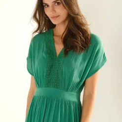 Robe longue volantée en crépon, détails macramé
