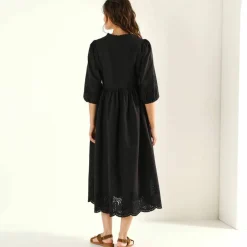 Robe manches 3/4, détails en broderie anglaise