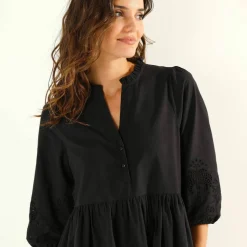 Robe manches 3/4, détails en broderie anglaise