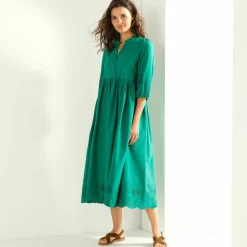 Robe manches 3/4, détails en broderie anglaise