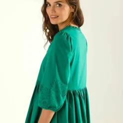 Robe manches 3/4, détails en broderie anglaise