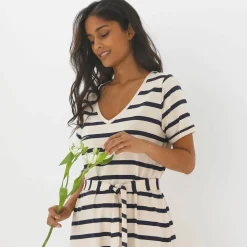 Robe mi-longue ceinturée col V, maille rayée