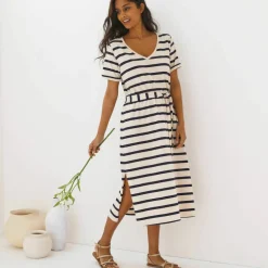 Robe mi-longue ceinturée col V, maille rayée