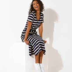 Robe mi-longue ceinturée col V, maille rayée