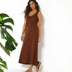 Robe à plastron macramé