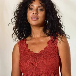 Robe à plastron macramé