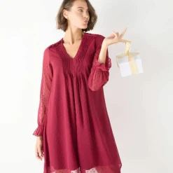 Robe unie à plis, voile plumetis