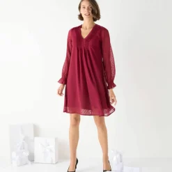 Robe unie à plis, voile plumetis