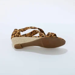 Sandales compensées élastiquées motif léopard