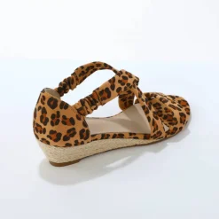 Sandales compensées élastiquées motif léopard