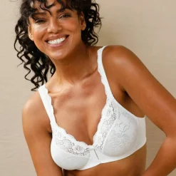 Soutien-gorge emboîtant en maille satinée et dentelle «Stelina" - avec armatures