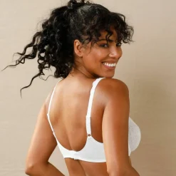 Soutien-gorge emboîtant en maille satinée et dentelle «Stelina" - avec armatures