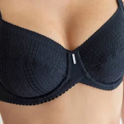 Soutien-gorge en dentelle "Easy Support" de Chantelle®, avec armatures.