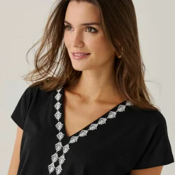 T-shirt brodé col V fantaisie