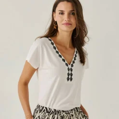 T-shirt brodé col V fantaisie