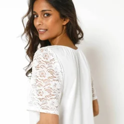T-shirt à col fendu élastiqué, manches coude en dentelle