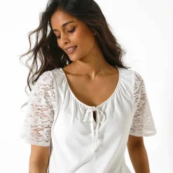 T-shirt à col fendu élastiqué, manches coude en dentelle