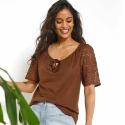 T-shirt à col fendu élastiqué, manches coude en dentelle
