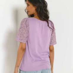 T-shirt à col fendu élastiqué, manches coude en dentelle