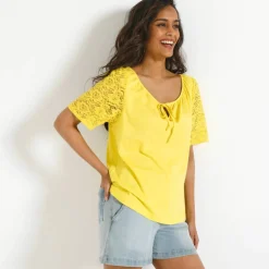 T-shirt à col fendu élastiqué, manches coude en dentelle