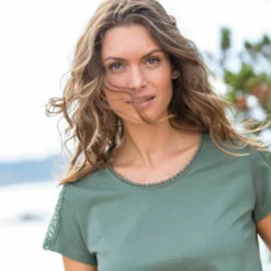 T-shirt col rond dentelle