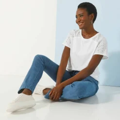 T-shirt col rond manches courtes, détail broderie anglaise