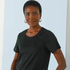 T-shirt col rond manches courtes, détail broderie anglaise