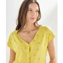 T-shirt col V boutonné imprimé cerises dorées