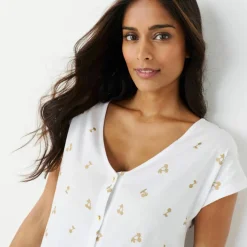 T-shirt col V boutonné imprimé cerises dorées