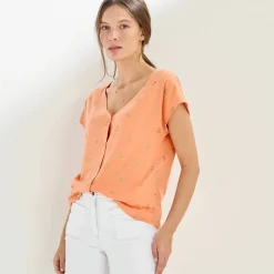 T-shirt col V boutonné imprimé cerises dorées
