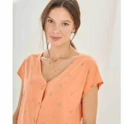 T-shirt col V boutonné imprimé cerises dorées