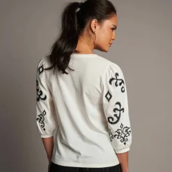 T-shirt col V en coton, manches brodées