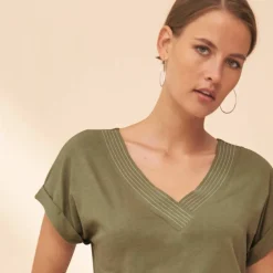T-shirt col V, manches courtes