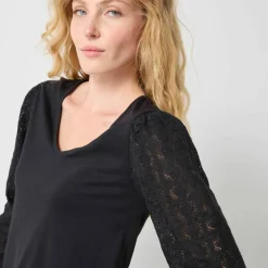 T-shirt col V manches dentelle