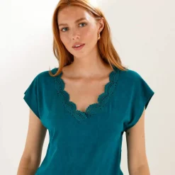 T-shirt uni, col V macramé